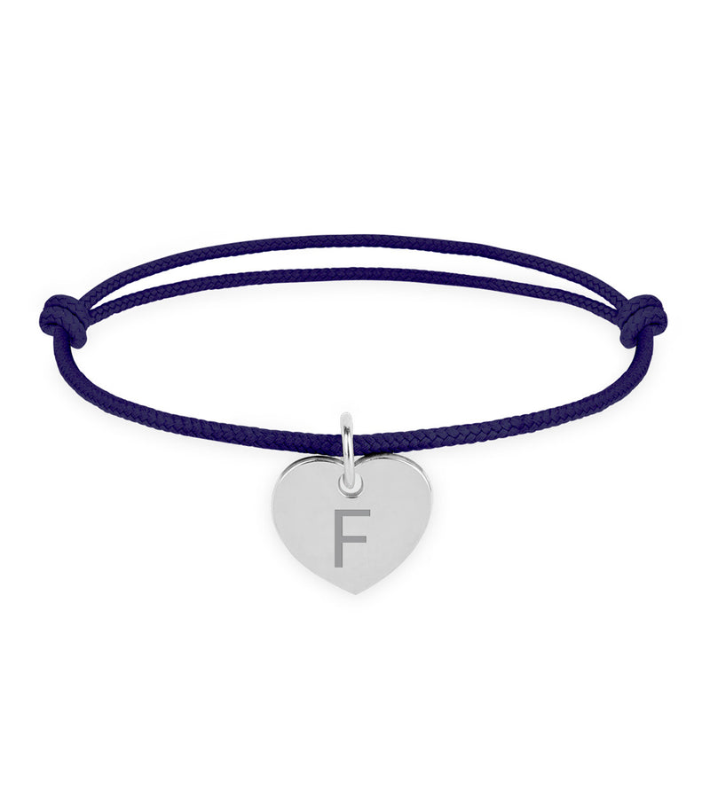 Un bracelet en argent avec un cœur de 15mm sur un cordon bleu marine.