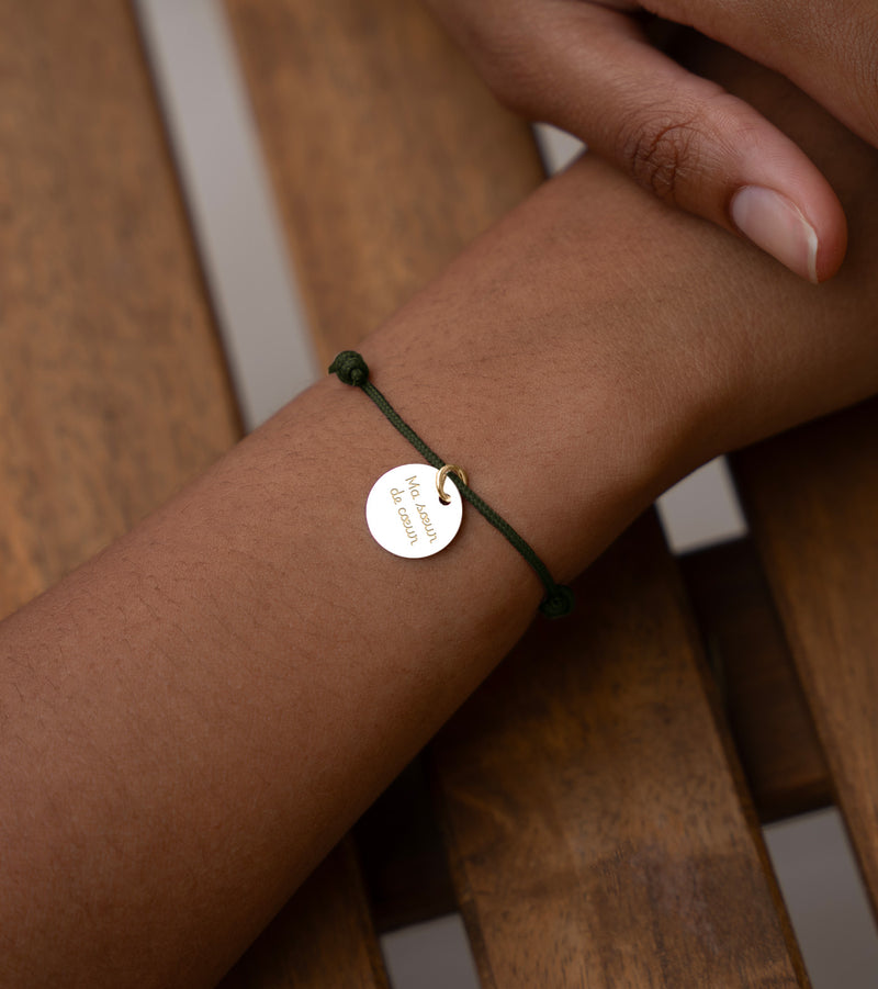 Un bracelet personnalisé avec une médaille en plaqué or de 15mm sur un cordon kaki.