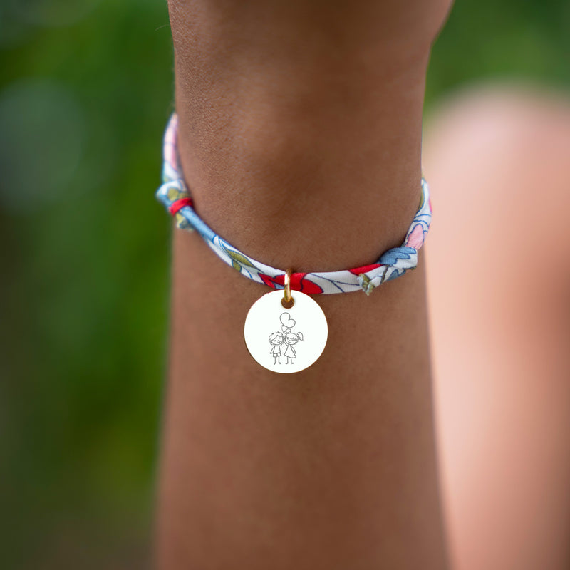 Charmant bracelet personnalisé en plaqué or, avec une médaille de 15mm et un élégant lien Liberty Hortensia.