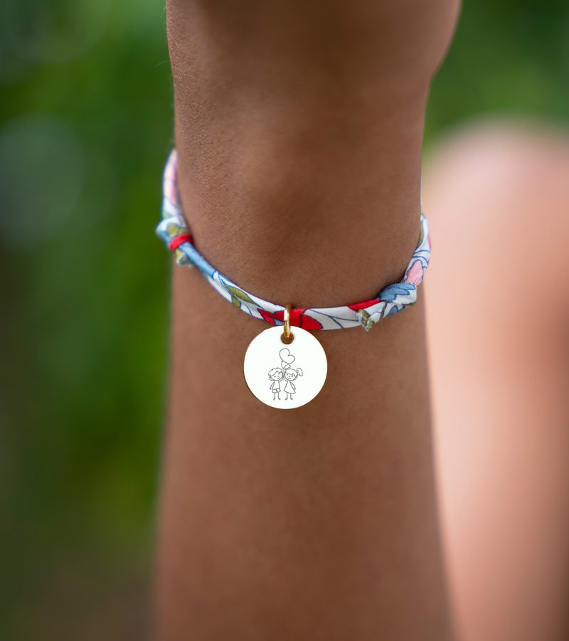 Charmant bracelet personnalisé en plaqué or, avec une médaille de 15mm et un élégant lien Liberty Hortensia.