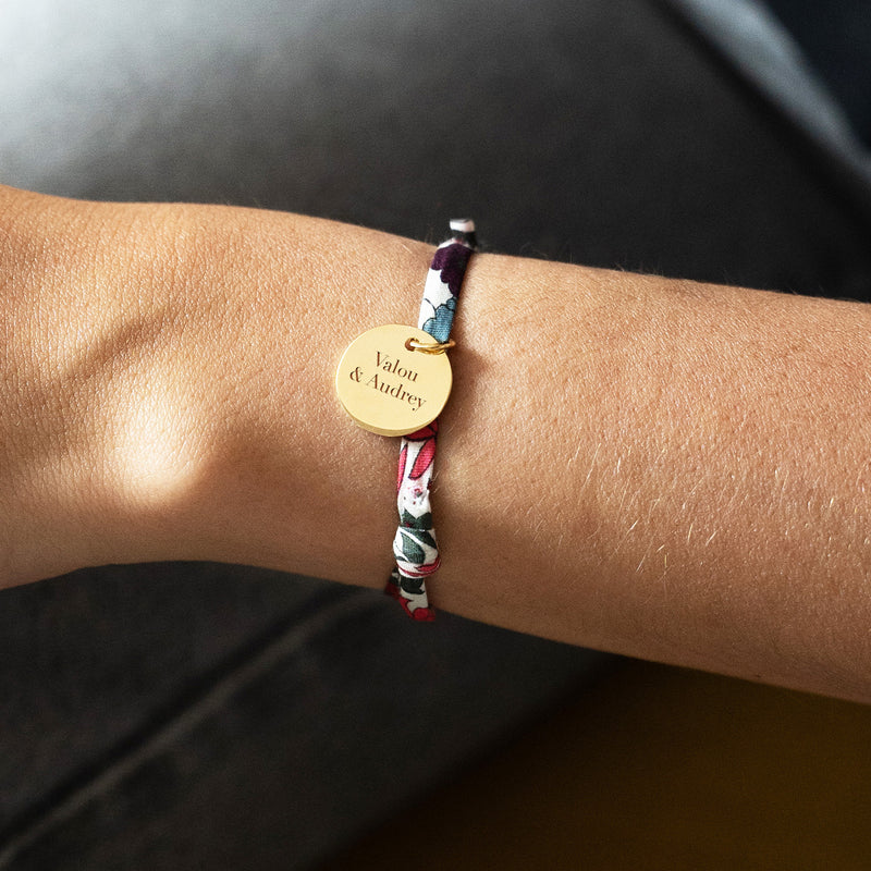Sublimez votre poignet avec ce Bracelet Personnalisé Médaille 15mm Plaqué Or, agrémenté d'une charmante médaille. Le lien Liberty Jacinthe apporte une note de fraîcheur à votre look.