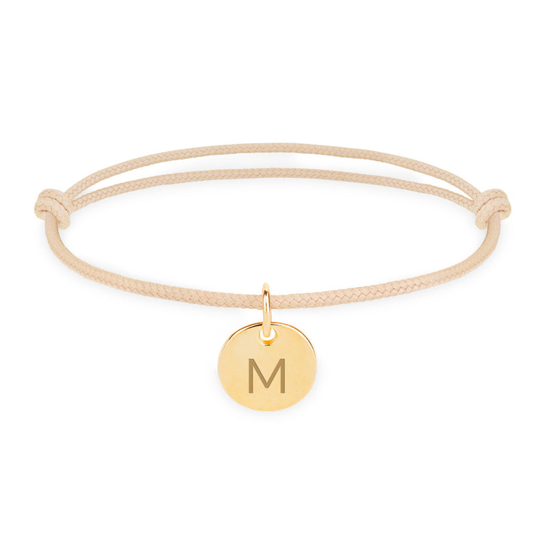 Médaille plaquée or 10mm sur un cordon beige, un bracelet personnalisé pour une touche de luxe.