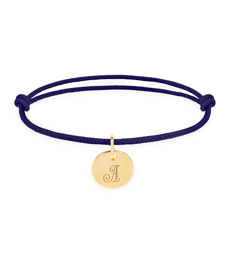 Un magnifique bijou avec une médaille 10mm plaquée or, sur un élégant cordon bleu marine.