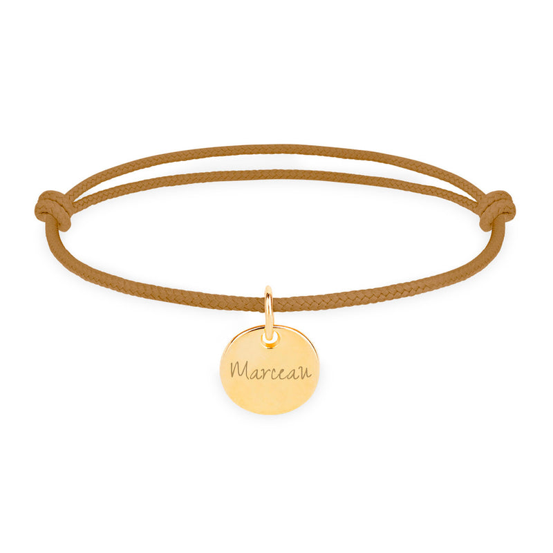 Bracelet 10mm plaqué or avec médaille gravée sur cordon marron clair