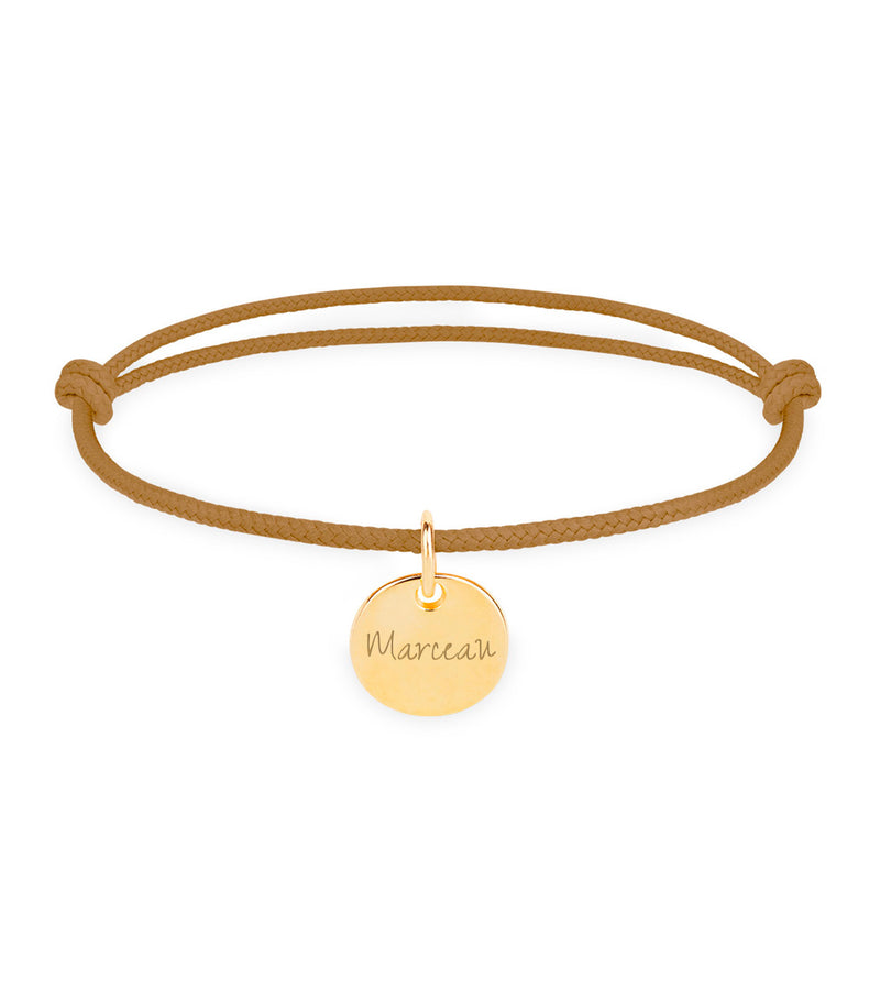 Bracelet 10mm plaqué or avec médaille gravée sur cordon marron clair
