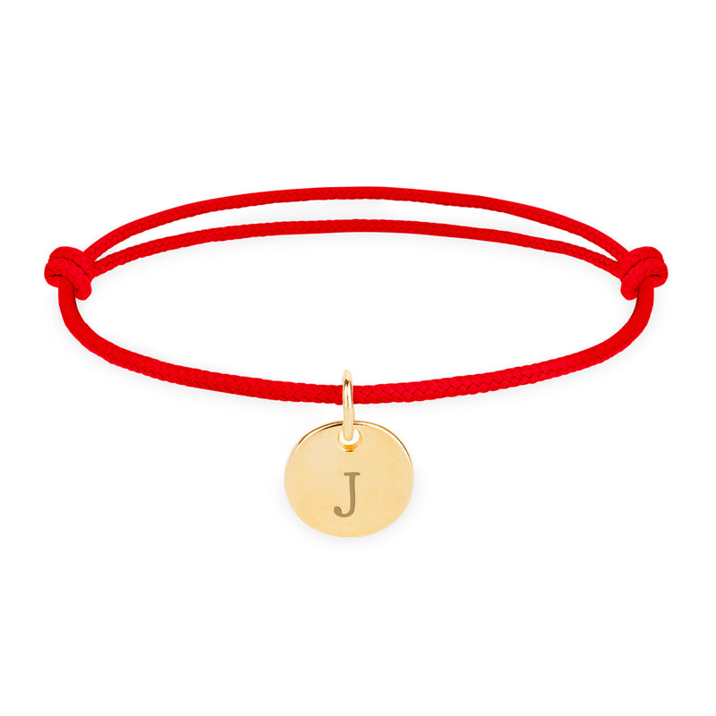 Un élégant bracelet personnalisé avec une médaille en plaqué or de 10mm et un cordon rouge, pour une touche de style unique.