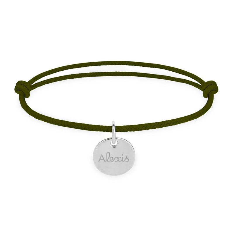 Bracelet personnalisé avec médaille argentée de 10mm sur cordon kaki, élégance discrète.