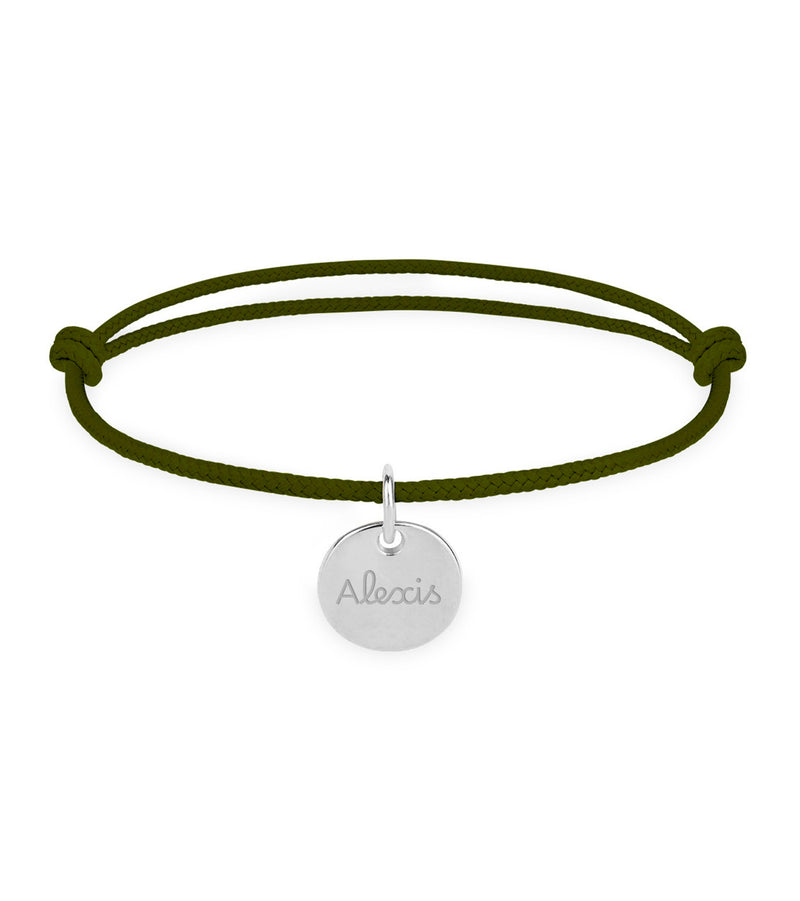 Bracelet personnalisé avec médaille argentée de 10mm sur cordon kaki, élégance discrète.