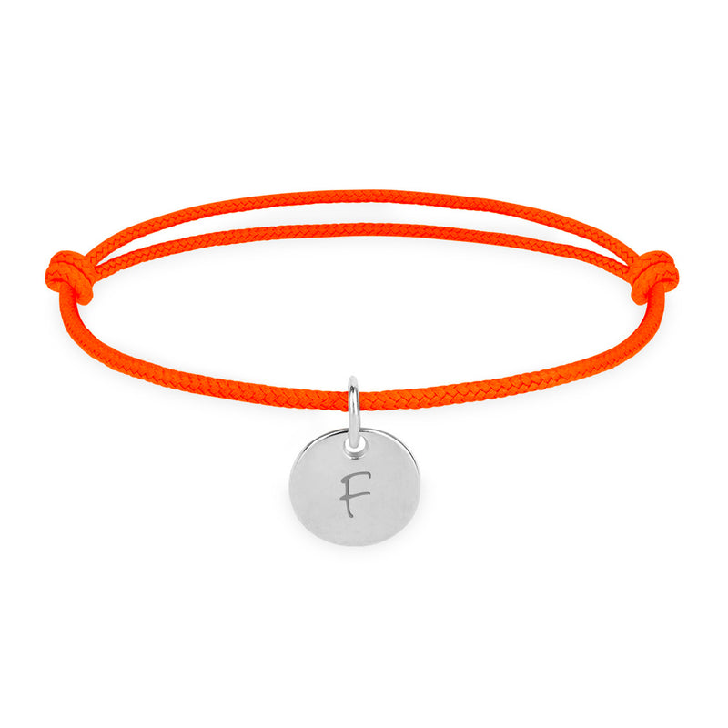 Un bracelet personnalisé avec une médaille argentée de 10mm et un cordon orange fluo.