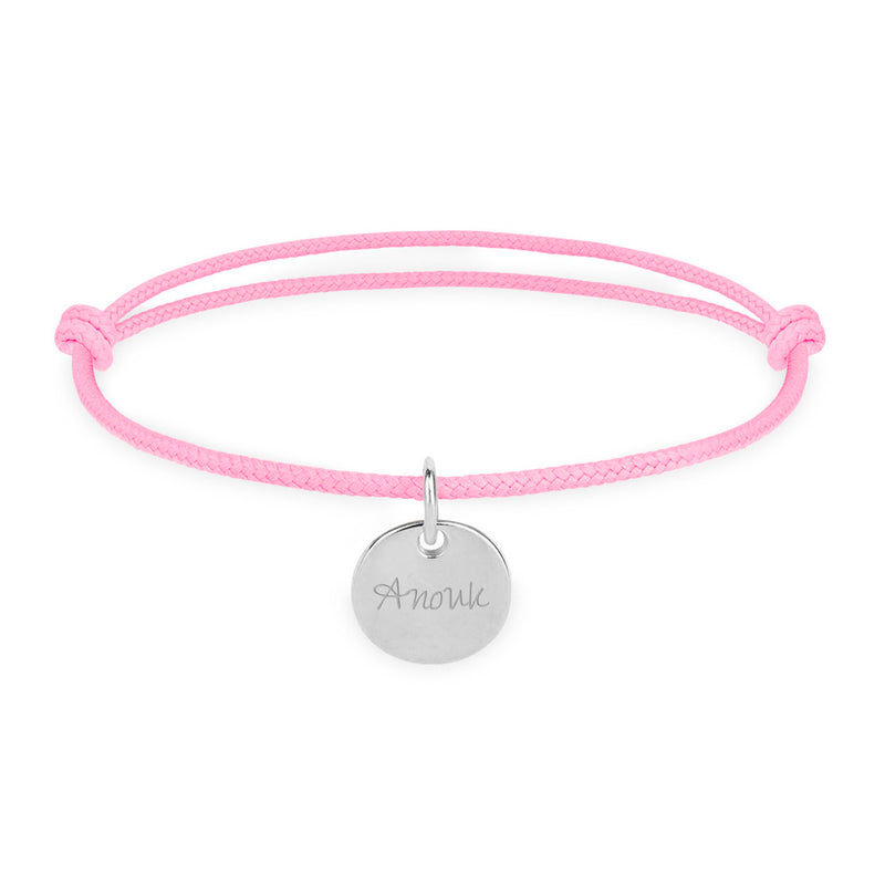 Un bracelet ajustable en argent avec une médaille de 10mm, monté sur un cordon rose.