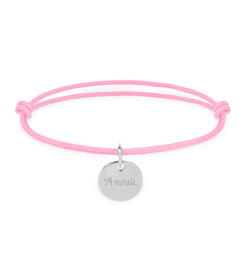 Un bracelet ajustable en argent avec une médaille de 10mm, monté sur un cordon rose.