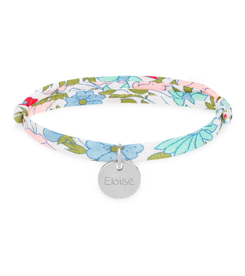 Un bracelet argenté avec une médaille de 10mm et un lien Liberty Hortensia.