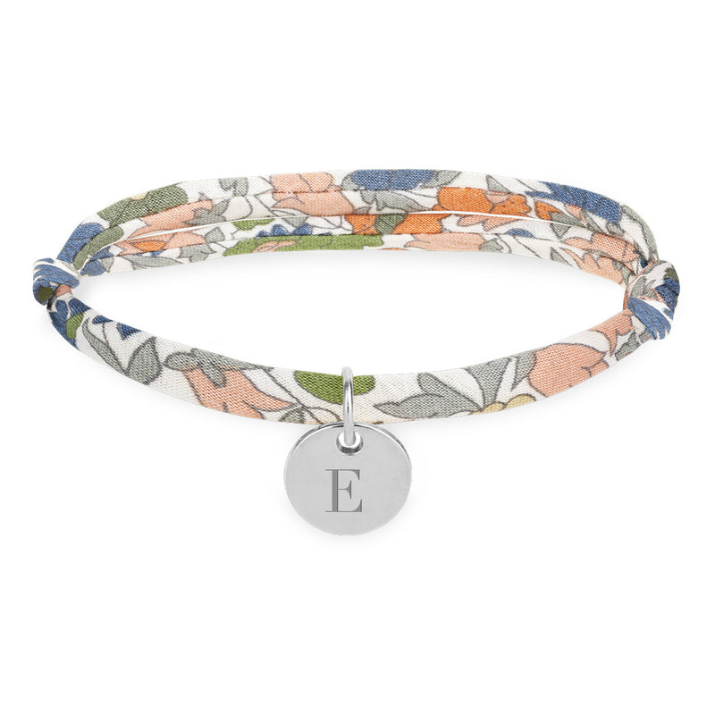 Un bracelet argenté avec une médaille de 10mm, orné d'un élégant Liberty Lilas.