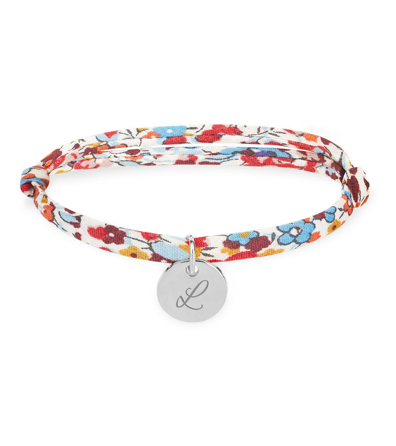 Un bracelet argenté personnalisé avec une médaille de 10mm, agrémenté d'un motif Liberty Pavot.