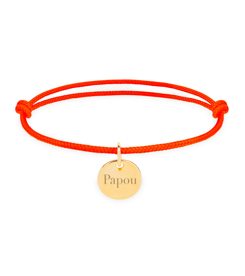 Une médaille dorée brillante suspendue à un cordon orange fluo.
