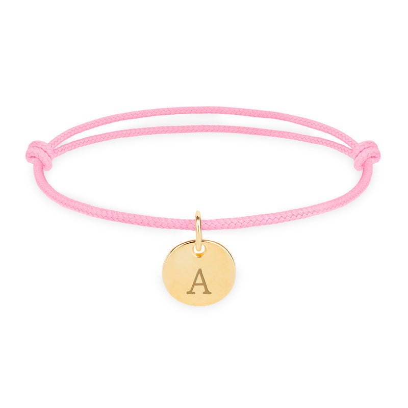 Bracelet personnalisé en médaille de 10mm plaqué or, cordon rose. Un accessoire élégant pour affirmer votre style.