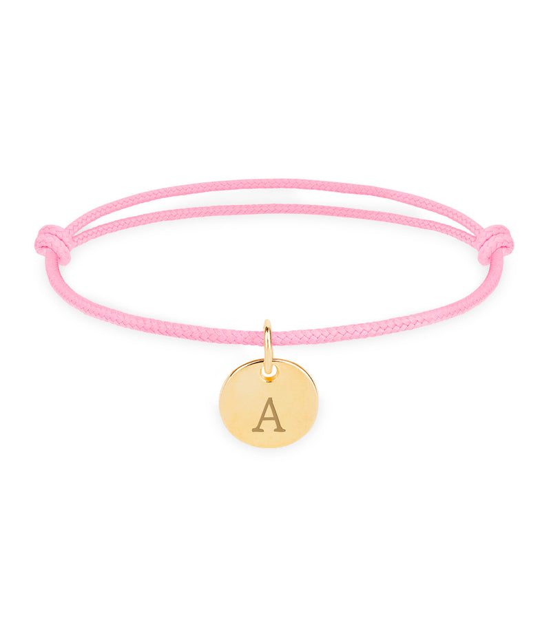 Bracelet personnalisé en médaille de 10mm plaqué or, cordon rose. Un accessoire élégant pour affirmer votre style.