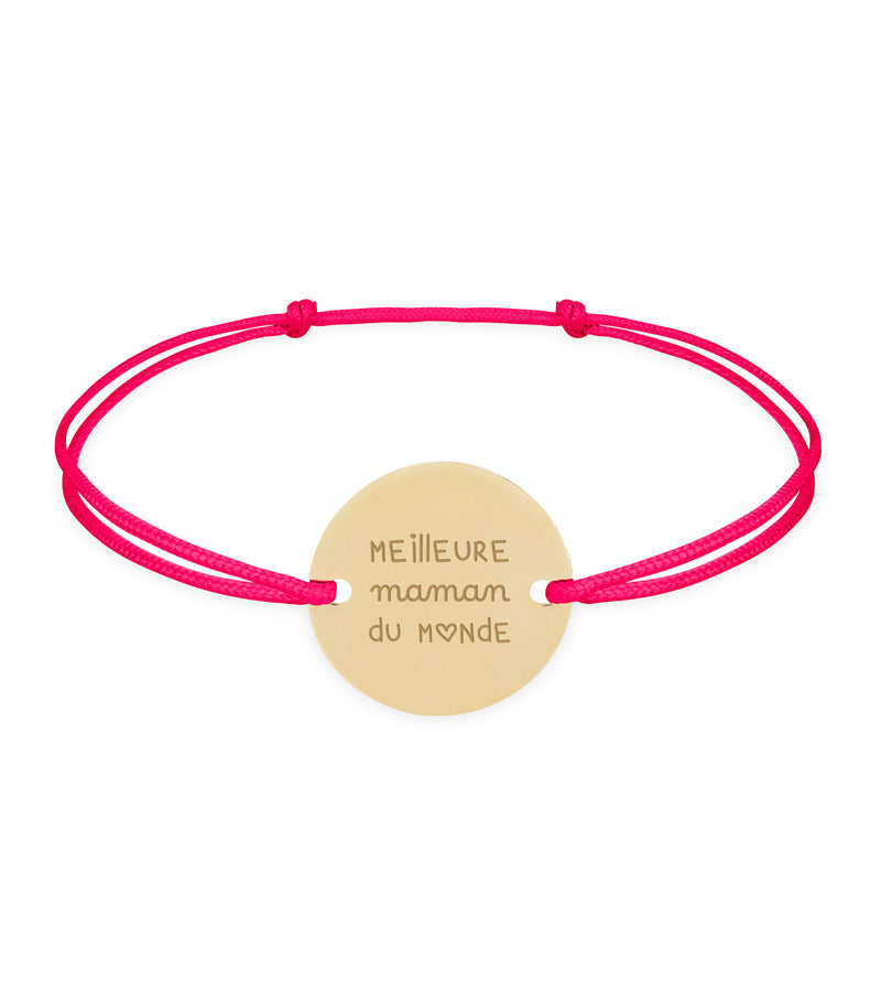 Bracelet personnalisé orné d'une médaille plaquée or de 15mm, fixée par deux trous, sur un cordon rose fuchsia.