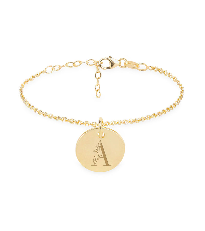 Bracelet personnalisé avec médaille en plaqué or, parfait pour exprimer votre style unique.