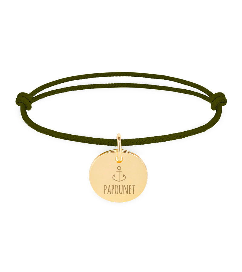 Une médaille d'or brillante de 15mm suspendue à un cordon kaki élégant.