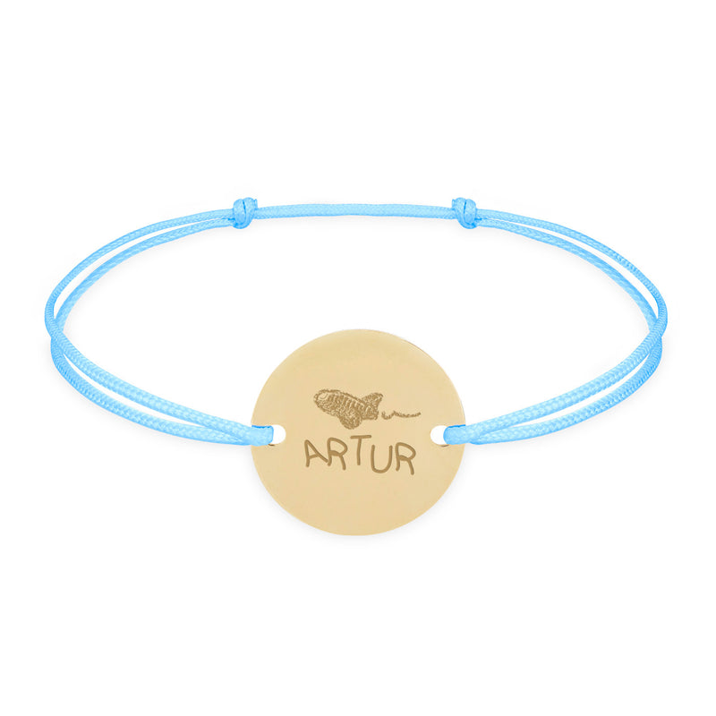 Un bracelet personnalisé avec médaille de 15mm, deux trous, en plaqué or, et cordon bleu pastel.