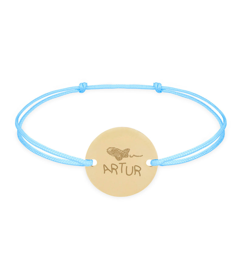 Un bracelet personnalisé avec médaille de 15mm, deux trous, en plaqué or, et cordon bleu pastel.