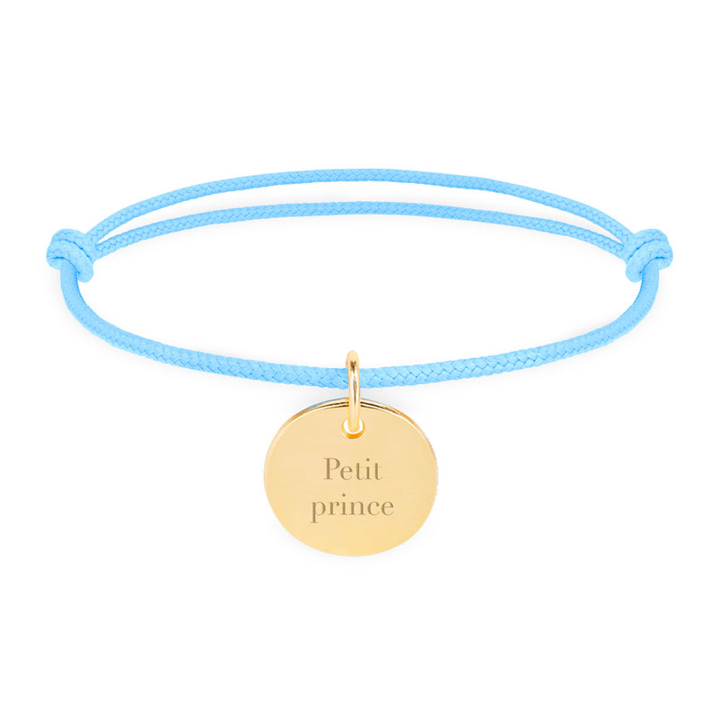 Un bracelet élégant en cordon bleu pastel avec une médaille de 15mm plaquée or, idéal pour une touche de style sophistiquée.