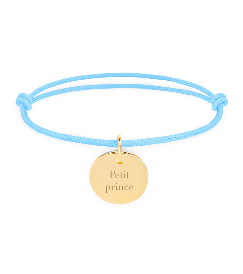 Un bracelet élégant en cordon bleu pastel avec une médaille de 15mm plaquée or, idéal pour une touche de style sophistiquée.