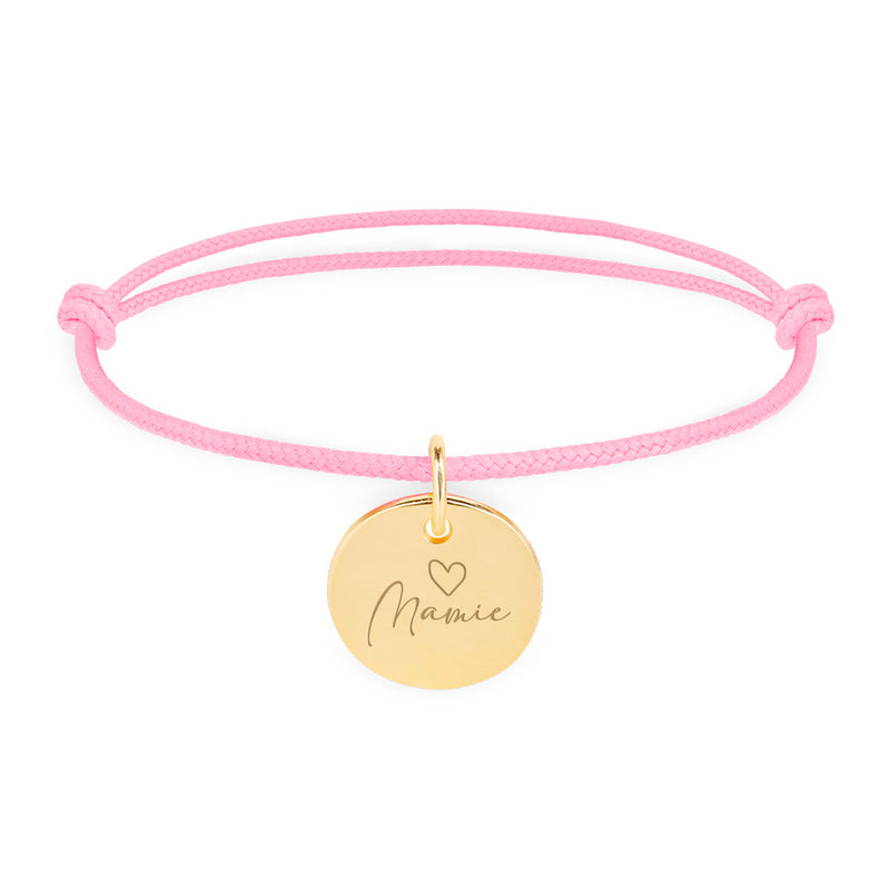Sur la photo, un bracelet en cordon rose avec une médaille plaquée or de 15mm est visible.