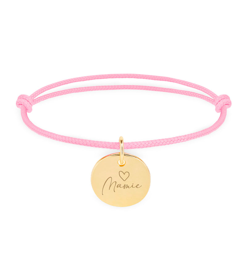 Sur la photo, un bracelet en cordon rose avec une médaille plaquée or de 15mm est visible.
