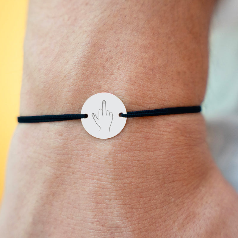 un bracelet en argent de 15mm avec une médaille personnalisée, fixée à un cordon noir équipé de deux trous.