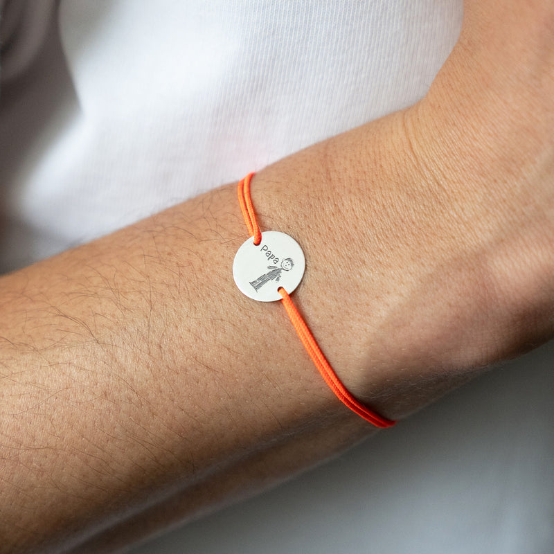 Un bracelet argenté à deux trous avec une médaille personnalisée de 15mm, orné d'un cordon orange fluo.