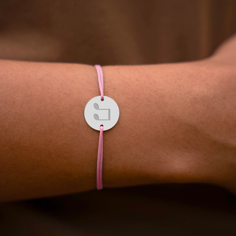 Un bracelet argenté étincelant, agrémenté d'une médaille de 15mm personnalisée dotée de 2 trous, assorti d'un cordon rose élégant