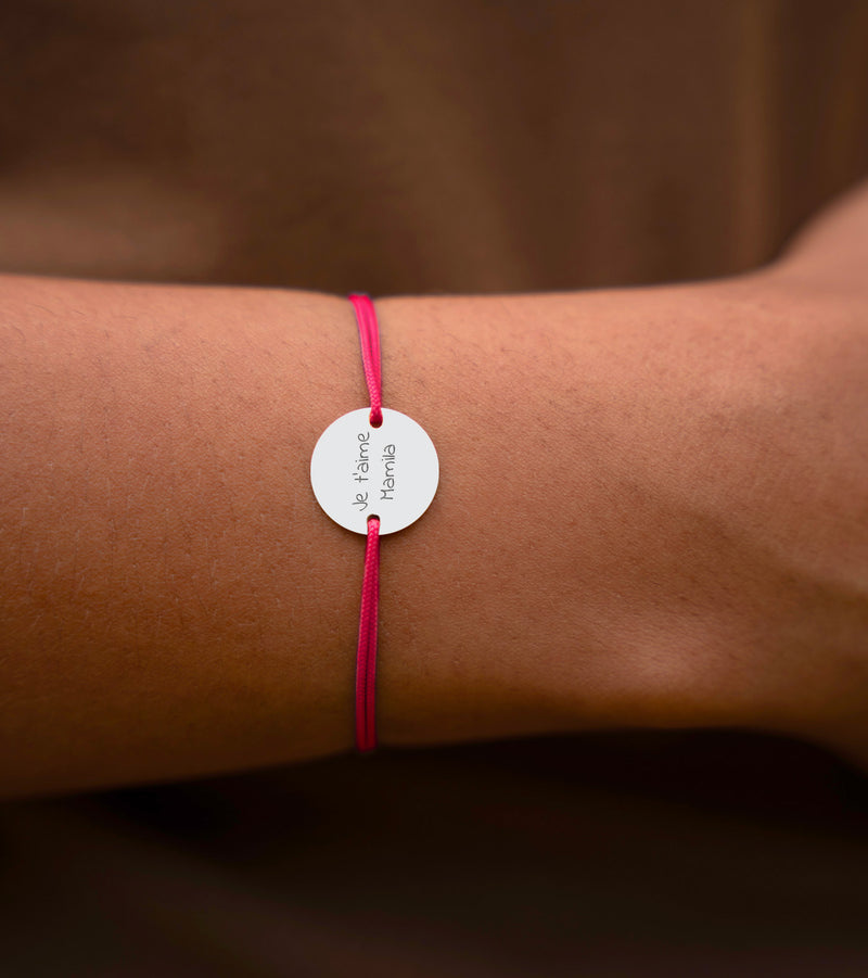 bracelet personnalisé, doté d'une médaille argentée de 15mm, de 2 trous pratiques et d'un cordon rose fuchsia