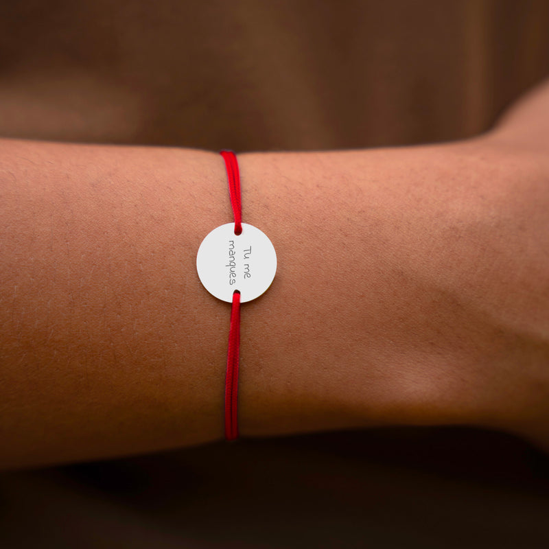 Bracelet tendance avec médaille argentée personnalisée de 15mm, sur cordon rouge
