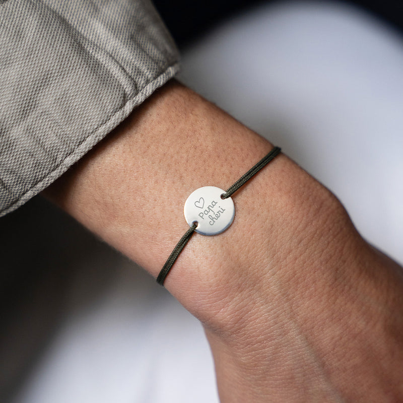 Bracelet raffiné en argent, doté d'une médaille personnalisée de 15mm et de deux trous distinctifs et accompagné d'un cordon kaki.