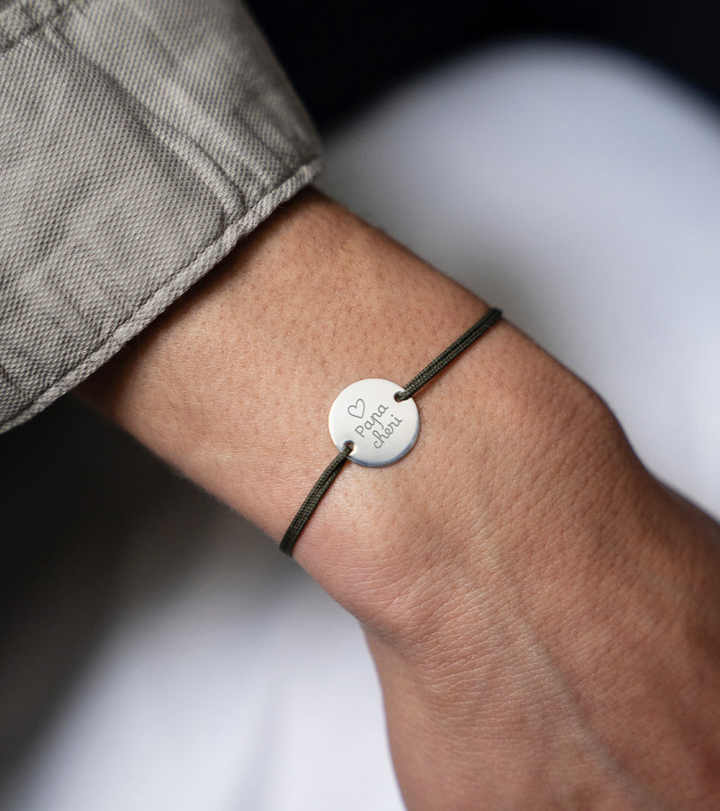 Bracelet raffiné en argent, doté d'une médaille personnalisée de 15mm et de deux trous distinctifs et accompagné d'un cordon kaki.