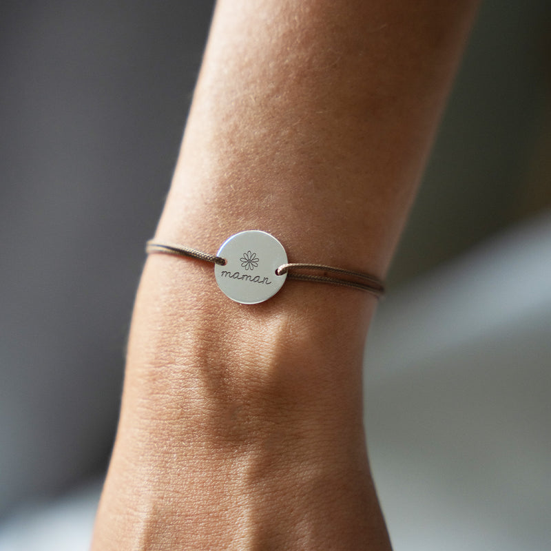 Bracelet argenté doté d'une médaille de 15mm personnalisée à deux trous et d'un cordon marron clair.