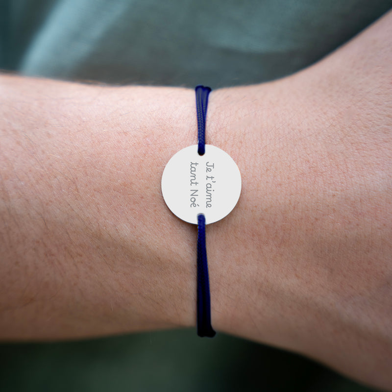 médaille personnalisée en 20mm, ce bracelet est doté de deux trous argent et d'un cordon bleu marine.