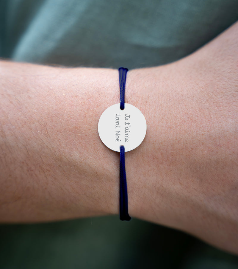 médaille personnalisée en 20mm, ce bracelet est doté de deux trous argent et d'un cordon bleu marine.