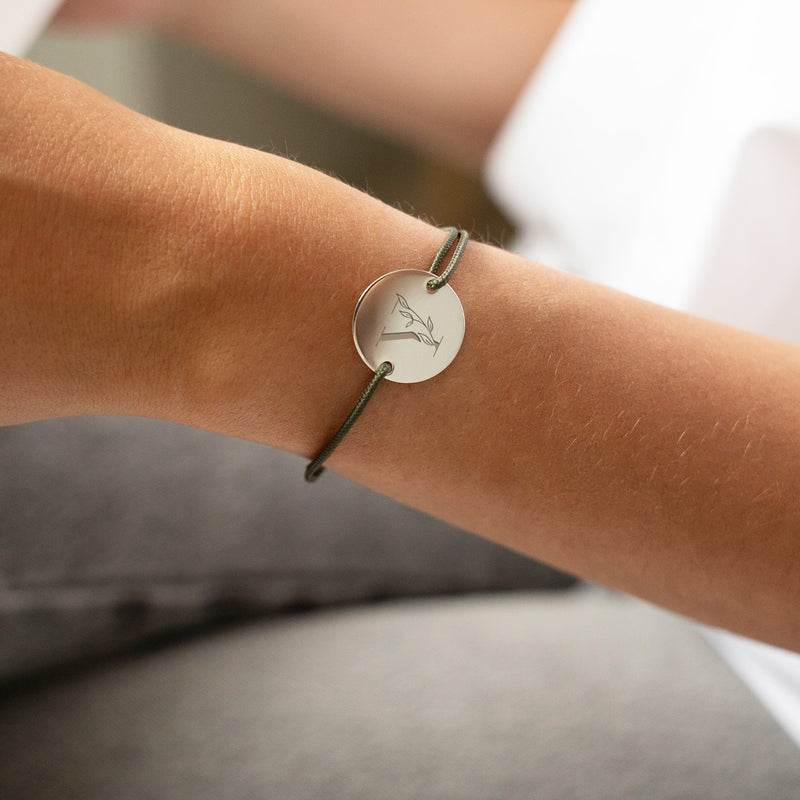 bracelet sur cordon kaki, avec médaille personnalisée 20mm et deux trous argent, allie élégance et originalité.