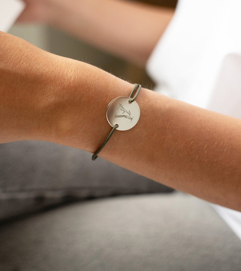 bracelet sur cordon kaki, avec médaille personnalisée 20mm et deux trous argent, allie élégance et originalité.