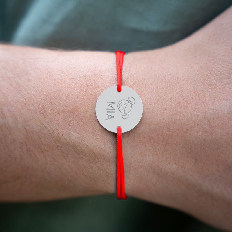 Doté de deux trous argent, ce bracelet médaille personnalisé 20mm est agrémenté d'un cordon orange fluo.