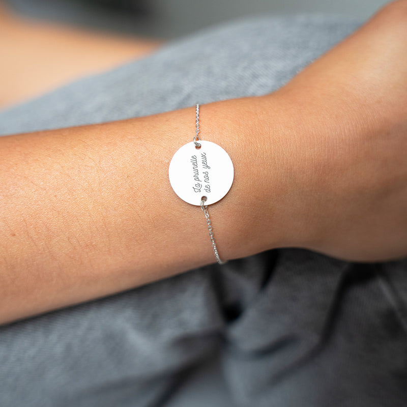 Médaille personnalisée 20mm, bracelet argent avec deux trous pour chaine maille, offre une élégance intemporelle.