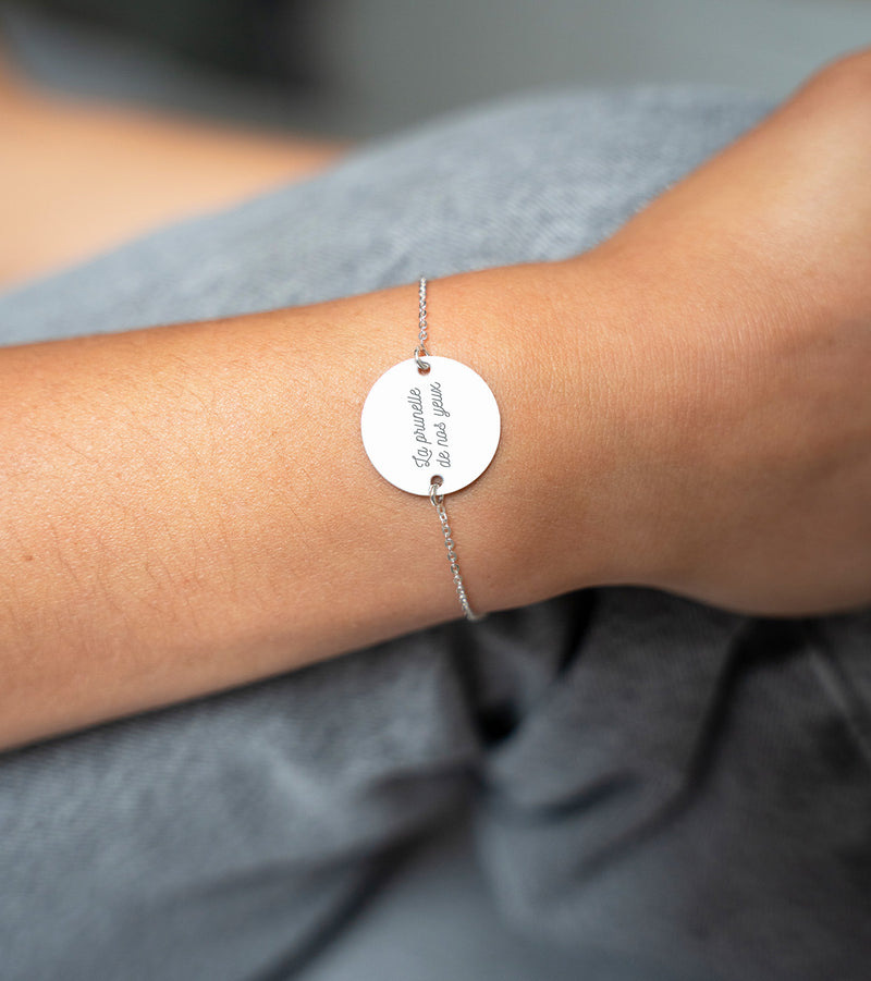 Médaille personnalisée 20mm, bracelet argent avec deux trous pour chaine maille, offre une élégance intemporelle.