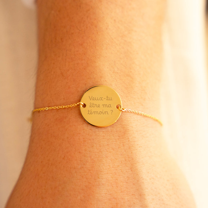 Associez raffinement et personnalisation avec ce bracelet médaille en 20mm, doté de deux trous en plaqué or et d'une chaîne en maille.