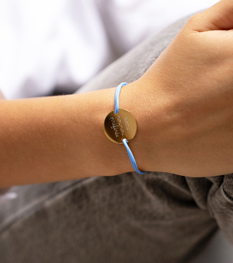Bracelet médaille de 20mm, plaqué or, deux trous et cordon Bleu Pastel.