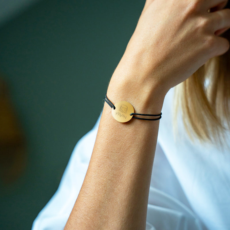 Bracelet médaille en 20mm, personnalisé avec deux trous en plaqué or, accompagné d'un cordon noir.