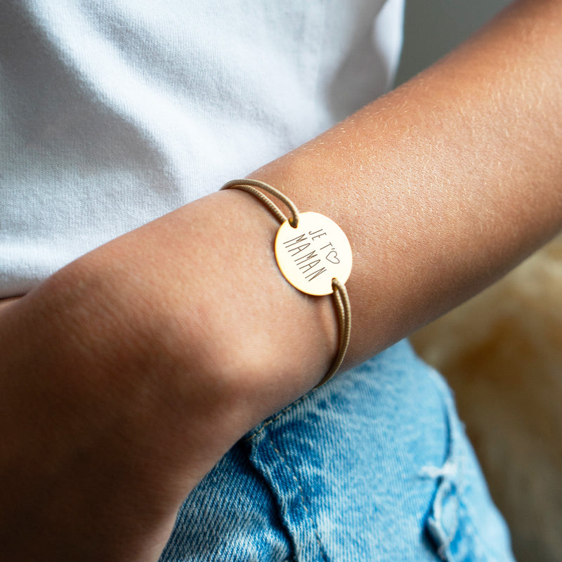 Medaille gravee je t'aime maman sur un cordon beige