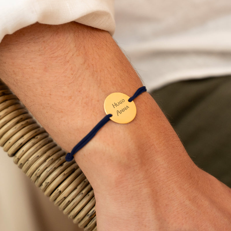 Optez pour un bracelet personnalisé : médaille de 20mm, plaqué or, deux trous, cordon bleu marine.